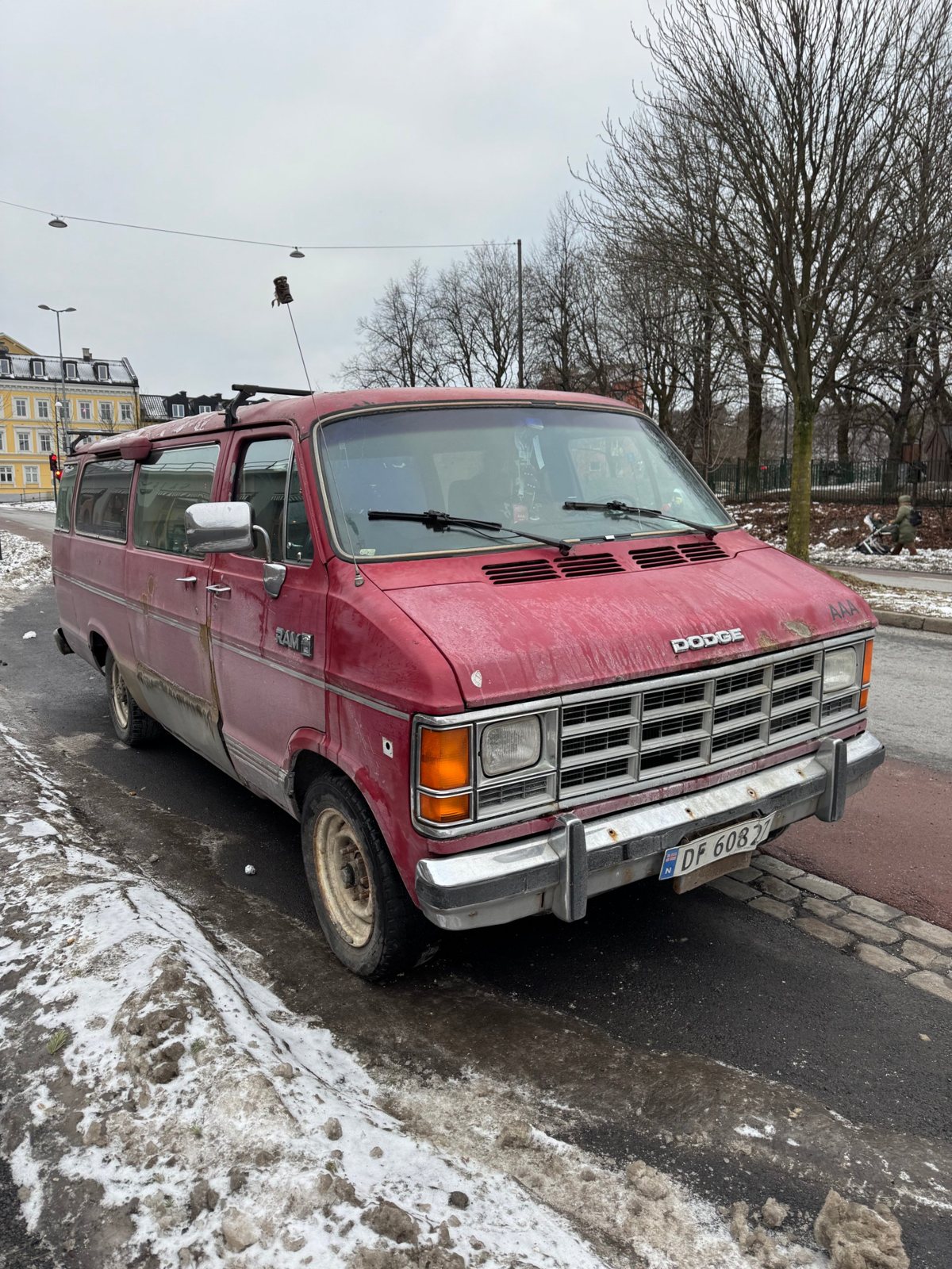 Den røde Dodge Ram-vanen parkert i Oslo en vinterdag