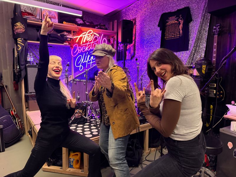 Stine, Astrid og Sandra fra The Cocktail Slippers i rockeposer i øvingslokalet
