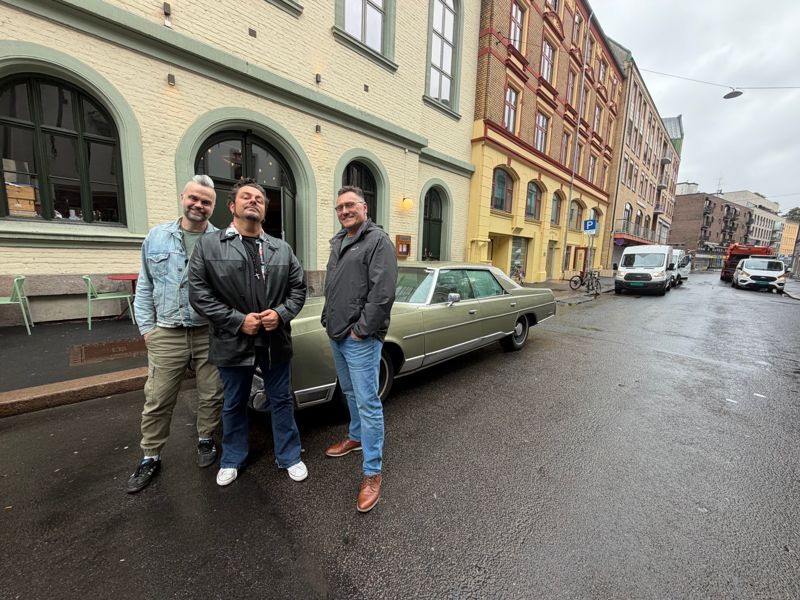 Tre medlemmer av Ingenting foran en grønn Chrysler New Yorker