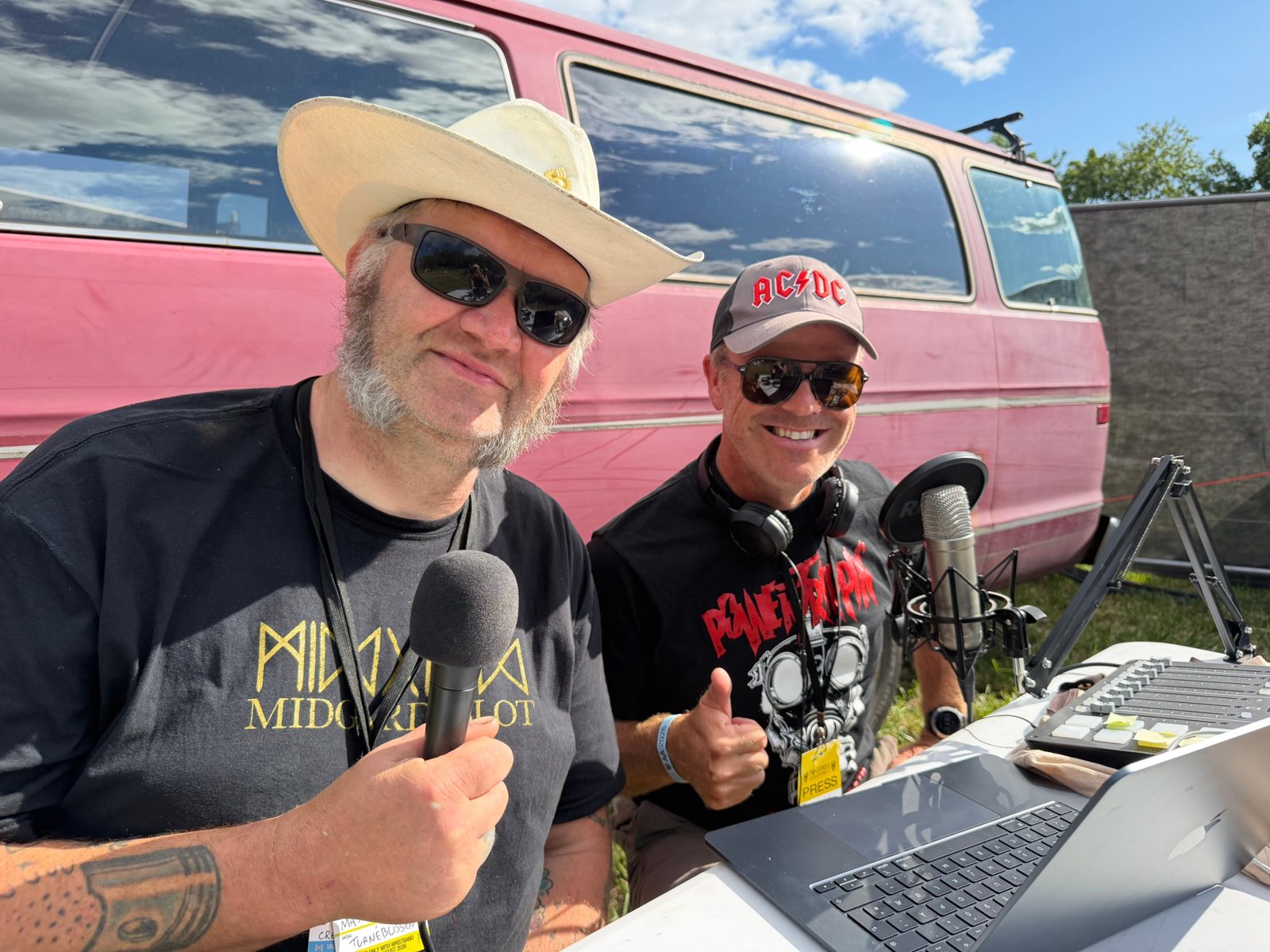 Max i cowboyhatt og Gunnar i AC/DC-caps med mikrofoner foran den røde Dodge-vanen