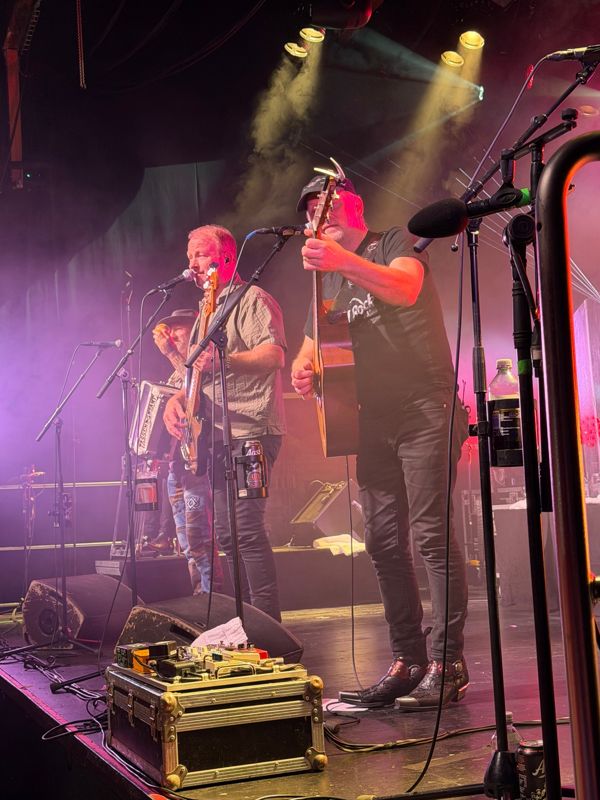 Vassendgutane på scenen med trekkspill, bass og gitar